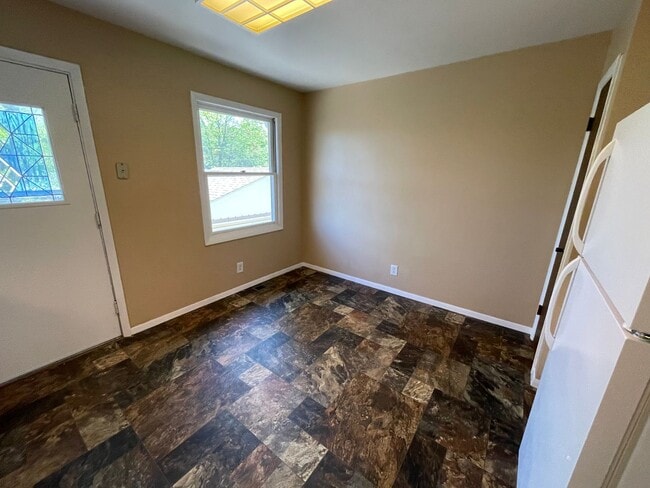 Building Photo - Great Location in West Rock Island!
