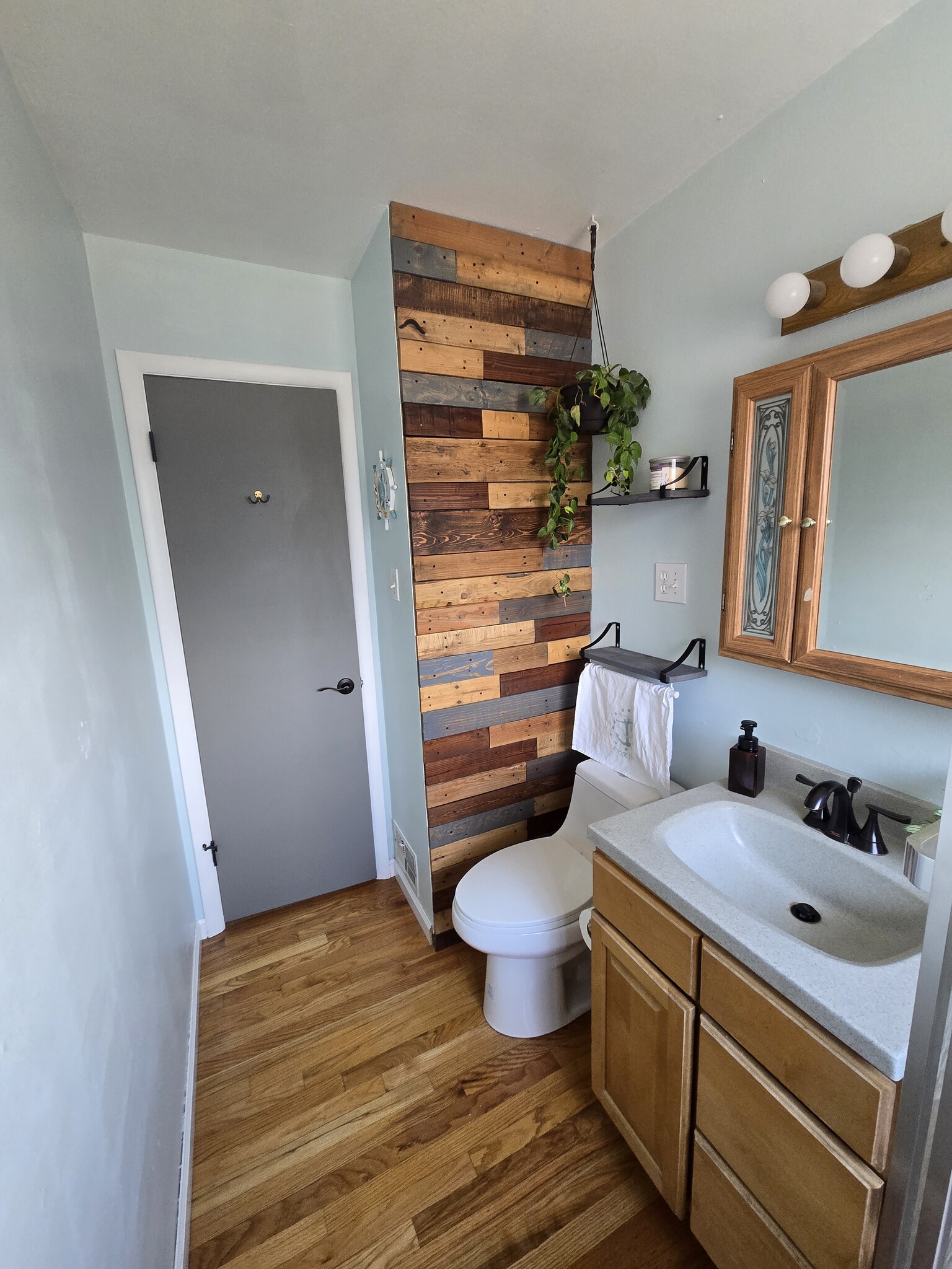 Upstairs bathroom 2 - 965 S Parfet Way