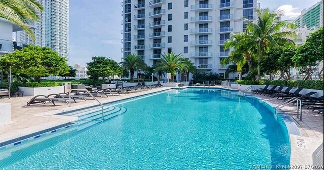 Building Photo - 1060 Brickell Ave