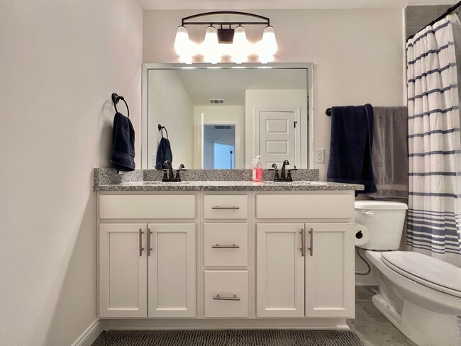 Building Photo - 3 Bed, 2.5 Bath Townhome w/ 1 Car Garage