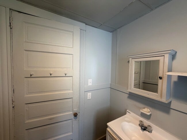 Building Photo - 1218-2S Walnut-