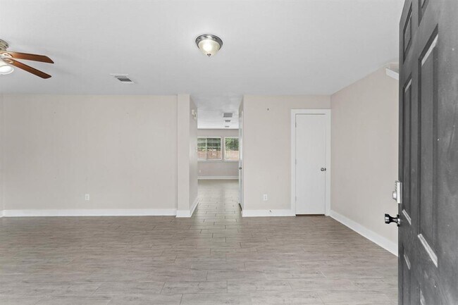 Building Photo - 7419 Ravenswood