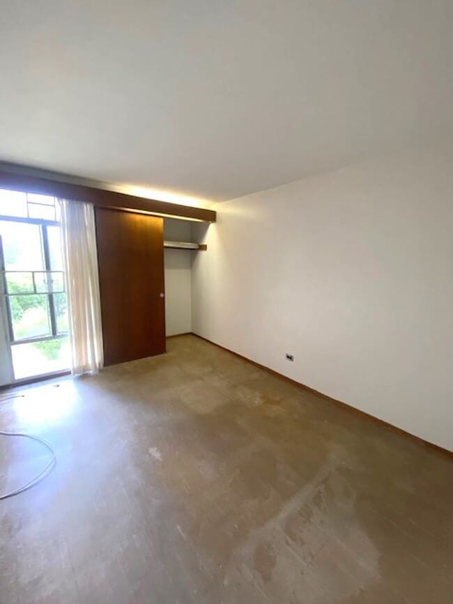 Building Photo - 1 Bedroom / 1 Bath / 1 Pkg at the Queen Emma Gardens