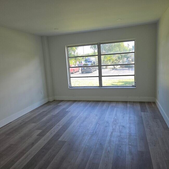 Building Photo - 4164 Inverrary Dr