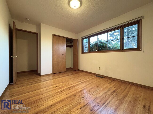 Building Photo - Charming 4 bedroom Rambler!