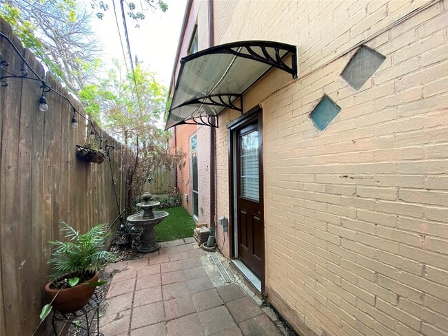 Primary Photo - 1112 Lawrence St