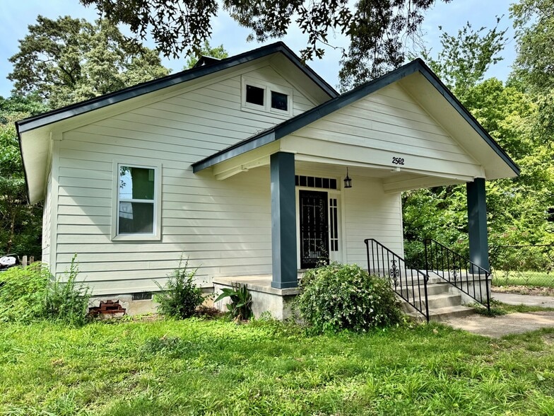 Building Photo - 2562 School Ave