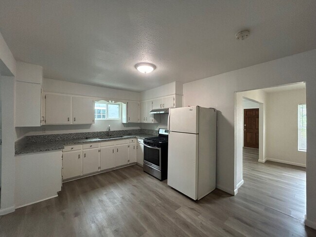 Building Photo - Charming 3 Bed, 2 Bath Home + Bonus 1 Bed/...
