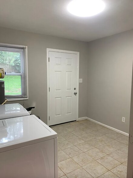 Building Photo - 864 Shadowridge Dr SE