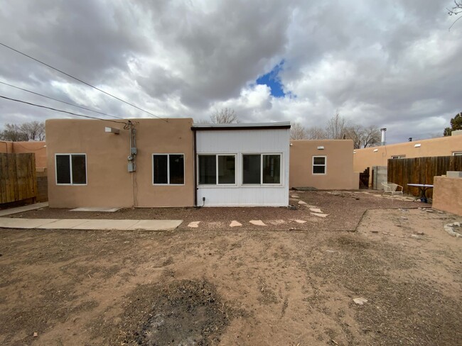 Building Photo - 3 Bedroom Single Story Home Available Near...