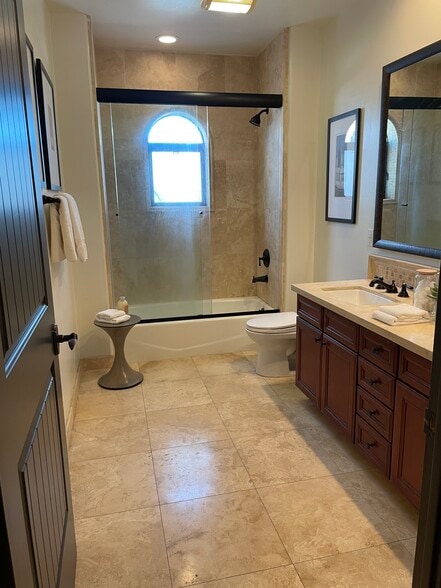 Building Photo - 1215 Armacost Ave