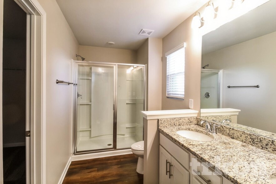 Building Photo - 2867 McKenzie Dr