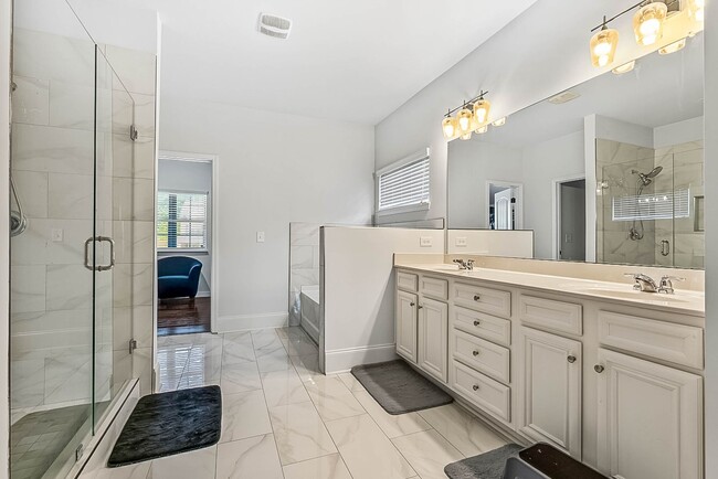 Building Photo - 173 Charolais Dr