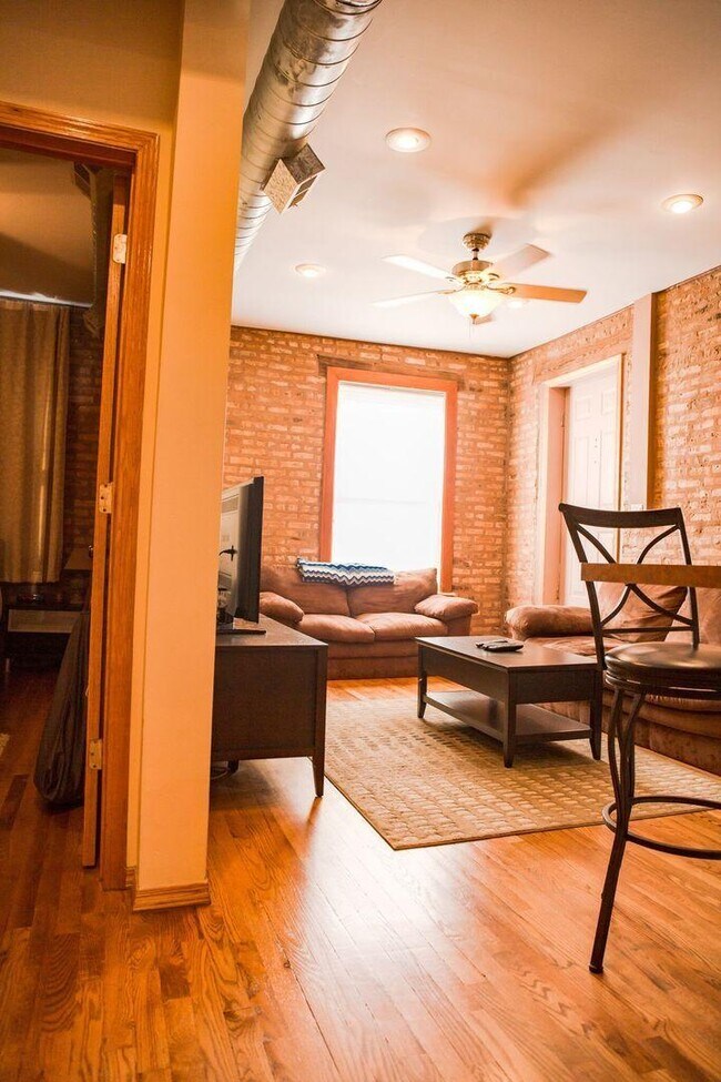 Building Photo - 1 bedroom in Chicago IL 60613