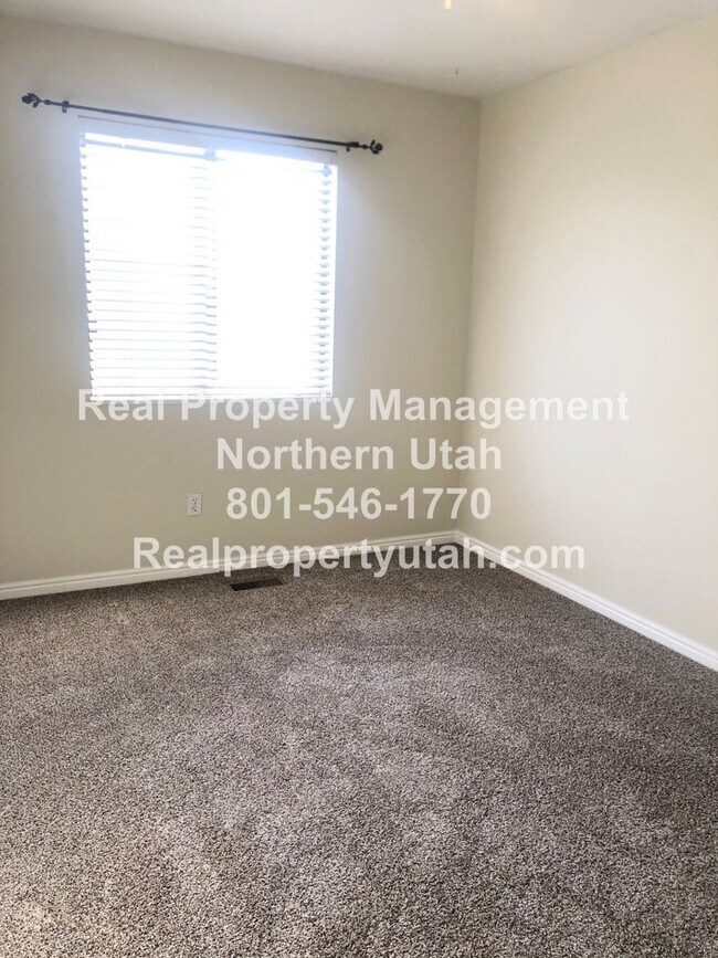 Building Photo - 4 Bedroom 2.5 Bathroom House In Layton Available!