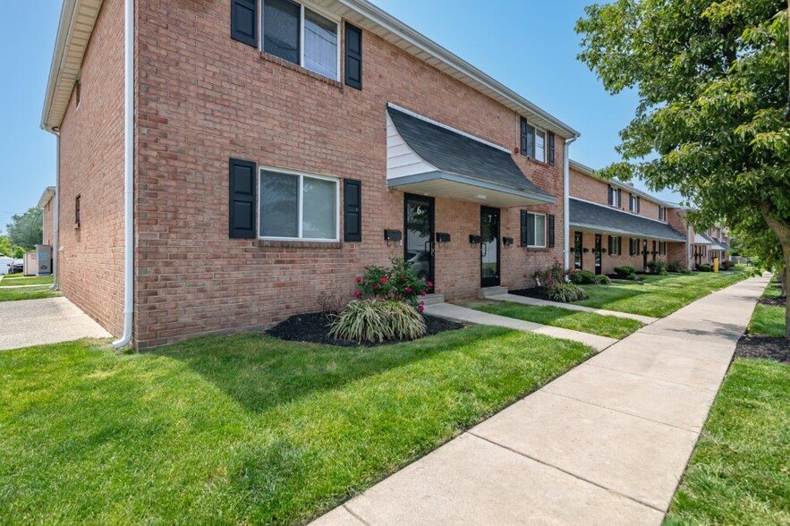 Primary Photo - Warwick Terrace Apartment Homes