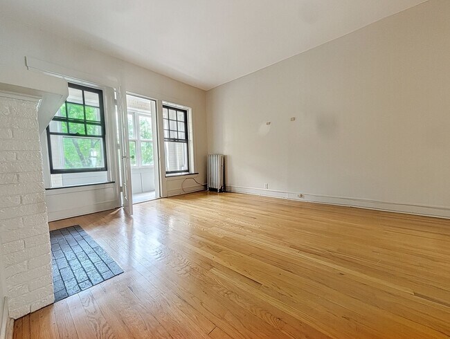 Building Photo - 1304 W Rosemont Ave