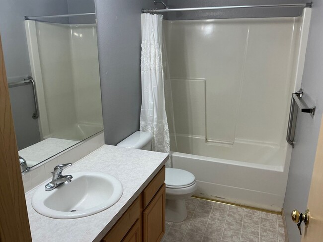 Building Photo - Modern  Conveniences