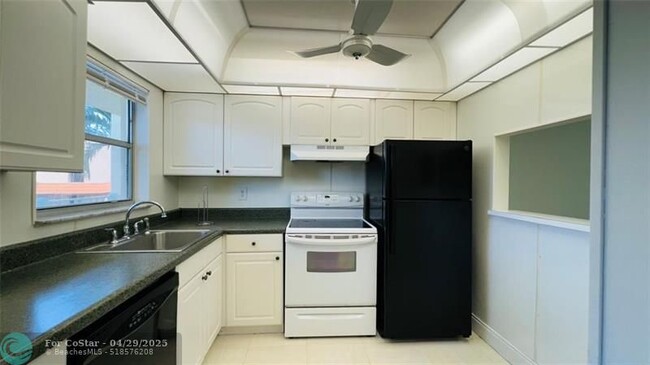 Building Photo - 6700 Royal Palm Blvd