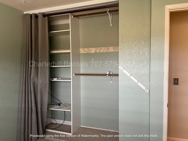 Building Photo - Lovely home on large lot down a private la...
