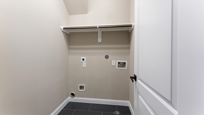 Building Photo - 922 W 20th St