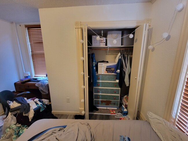 Building Photo - AVAILABLE JULY - 1 BEDROOM/1 BATHROOM CENT...