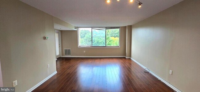 Building Photo - 10101 Grosvenor Pl