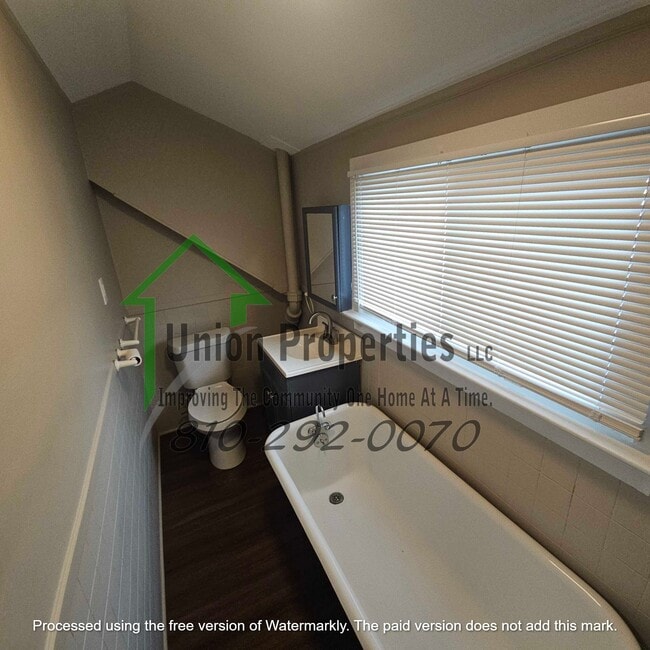 Building Photo - 1042 Gillett St