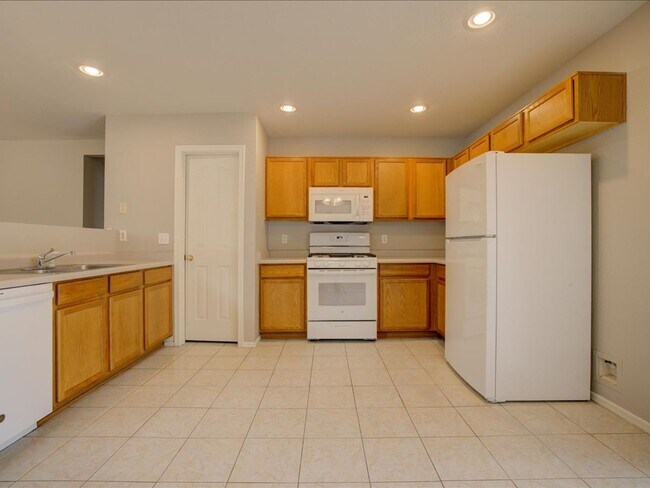 Building Photo - 4 Bedroom 2 Bathroom