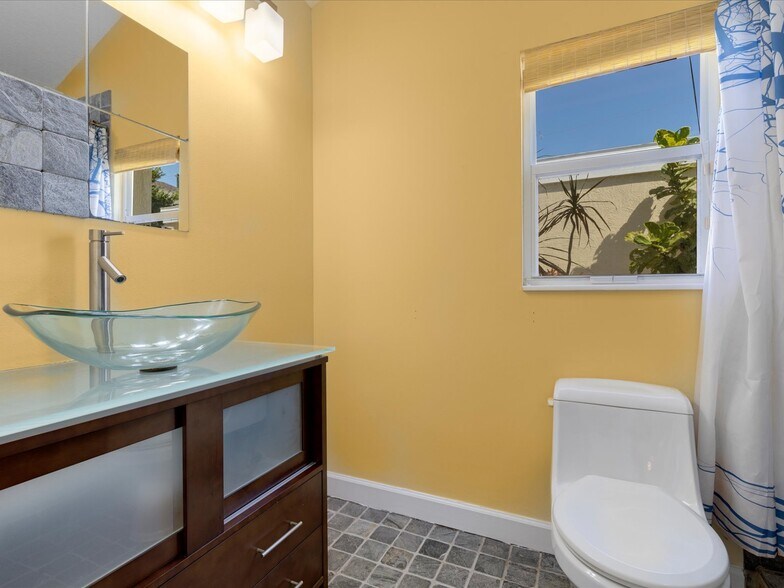 Master bath - 145 18th Ave SE