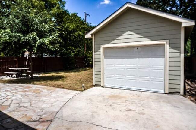 Building Photo - Beacon Hill, 3 Bedroom, 2 Bathroom, 2017 Build, ***Solar Panels, Utilities Average $40 per month***