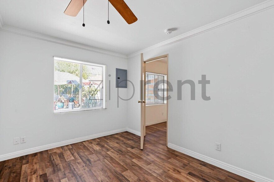 Building Photo - Unit