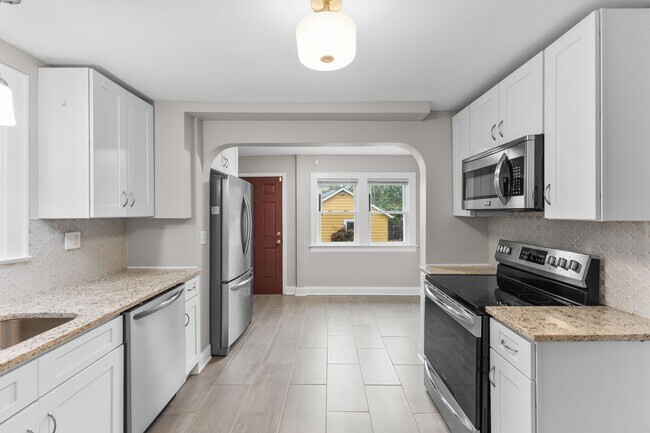 Building Photo - Charming 3-Bed Dutch Colonial with Modern Updates & Massive Yard – Minutes from German Village!