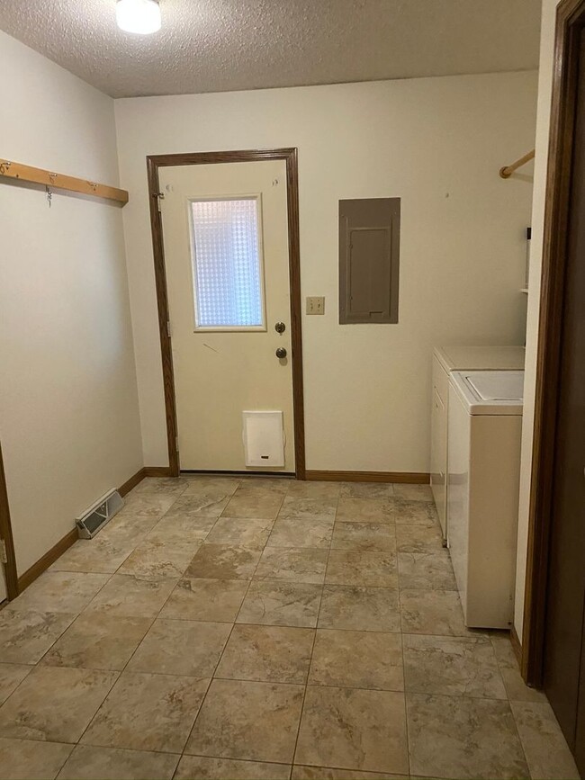 Building Photo - 2 BEDROOM | 1 BATH | SINGLE LEVEL | GARAGE...