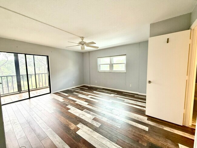 Building Photo - 2800 Cove Cay Dr