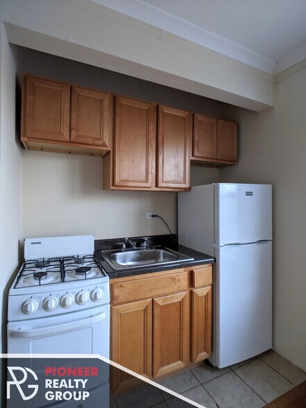 Building Photo - 4542 N Damen Ave