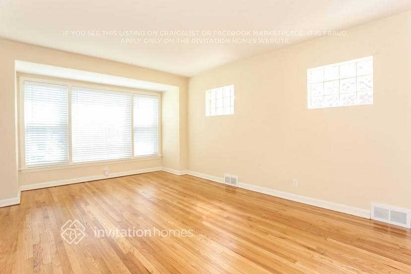 Building Photo - 9024 S Albany Ave