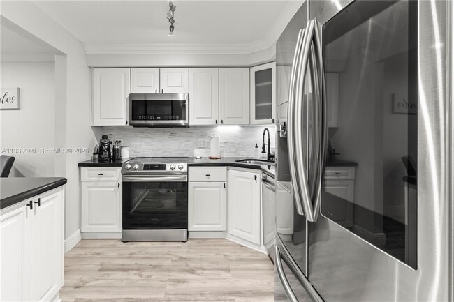 Building Photo - 9001 Jacaranda Ln