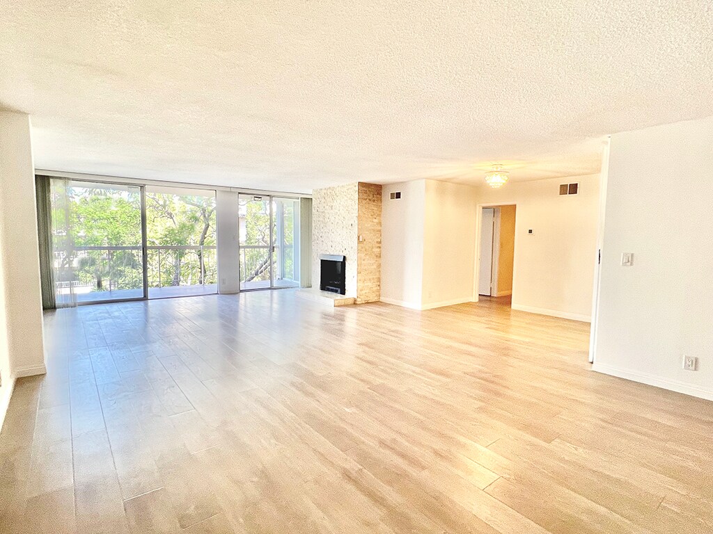 Open living/dining room - 441 N Oakhurst Dr