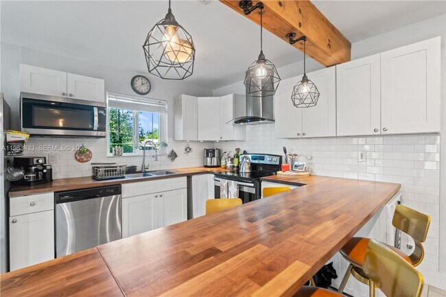 Building Photo - 2447 Wilson St