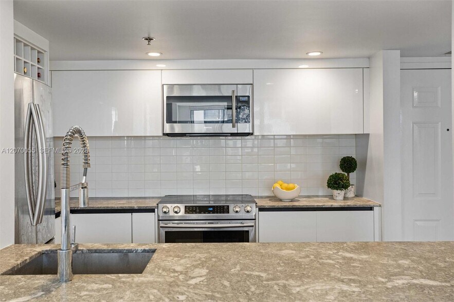 Building Photo - 540 Brickell Key Dr