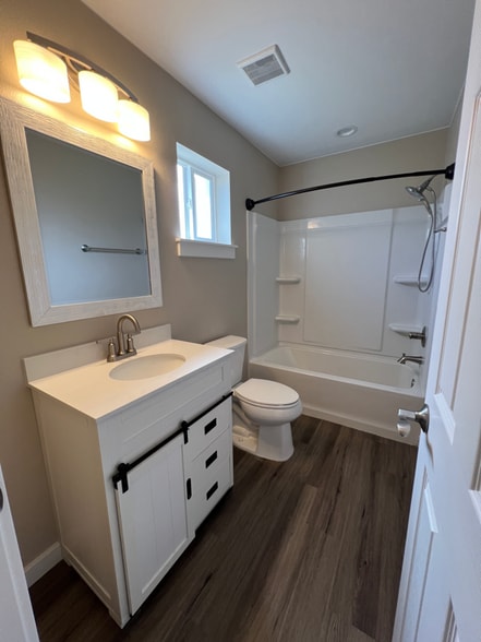 Building Photo - 1032 N Helen Ln