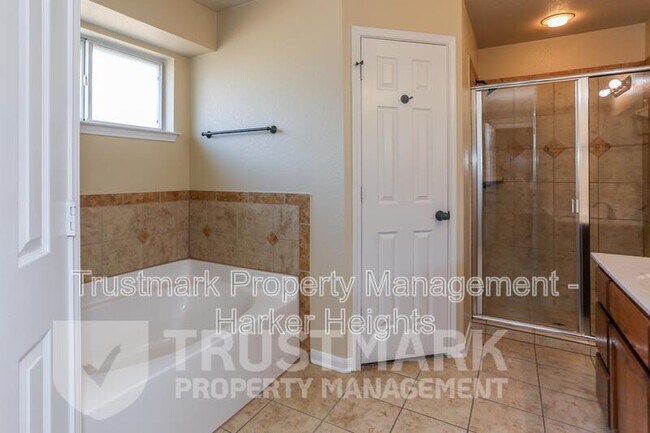 Building Photo - 401 W Libra Dr