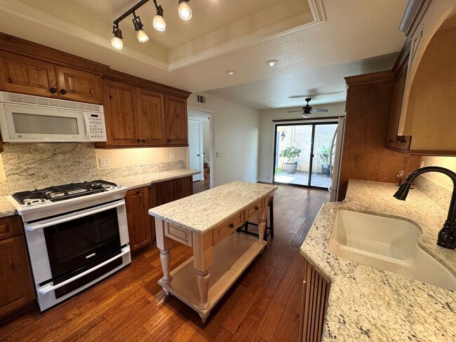 Building Photo - Remodeled County Square Villa Townhome- Fe...