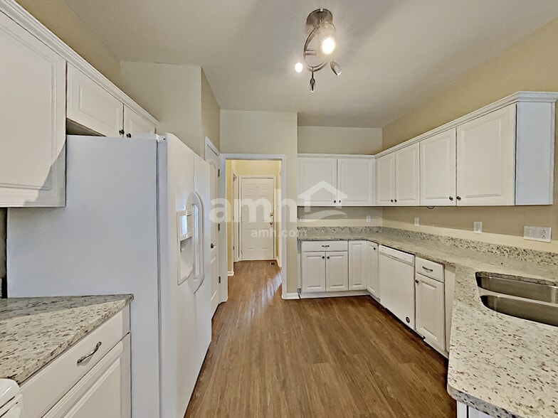 Building Photo - 4002 Greentree Ct