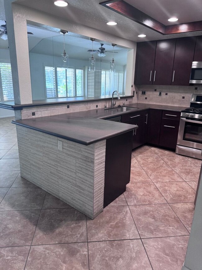 Building Photo - Woodhaven CC - Unfurnished 3br - Long Term