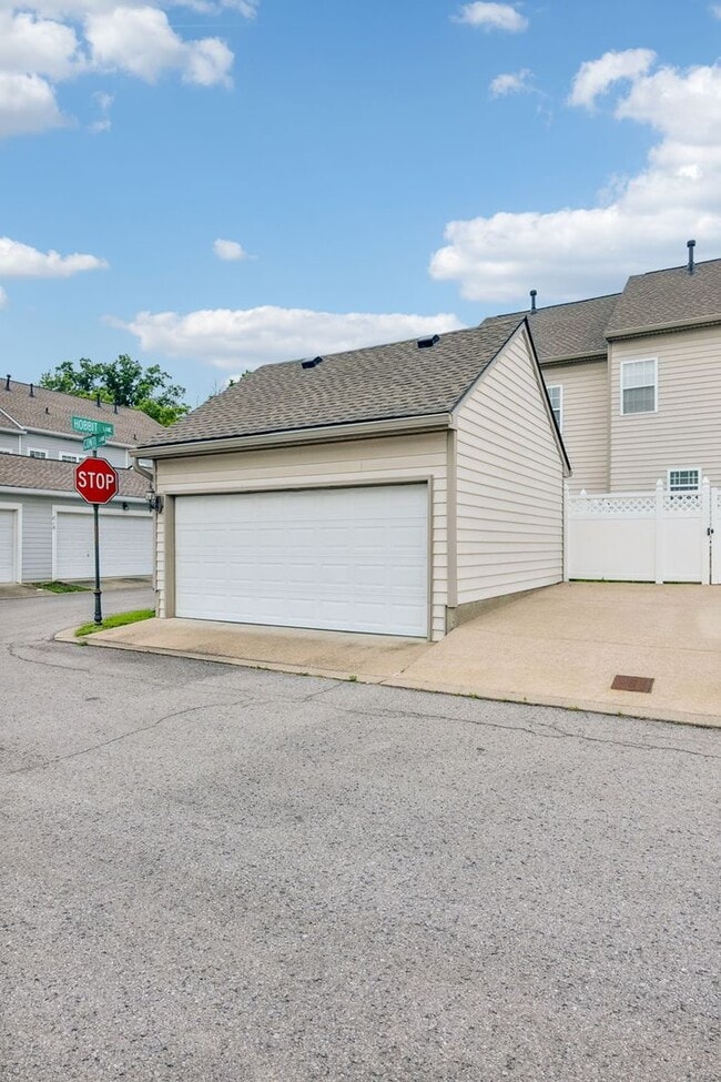 Building Photo - Beautifully maintained 3-bedroom, 2-bath townhome in Nashville’s highly desirable Lennox Village