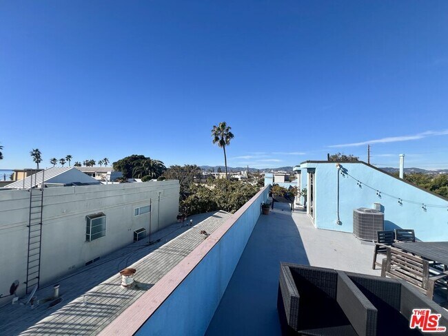 Building Photo - 32 28th Pl