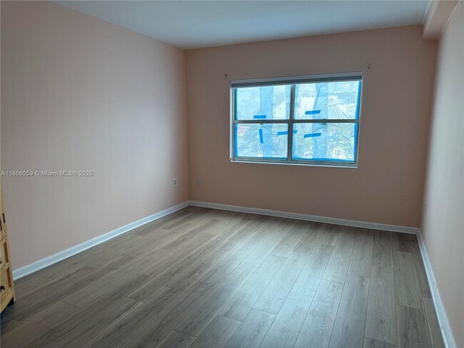 Building Photo - 400 Kings Point Dr
