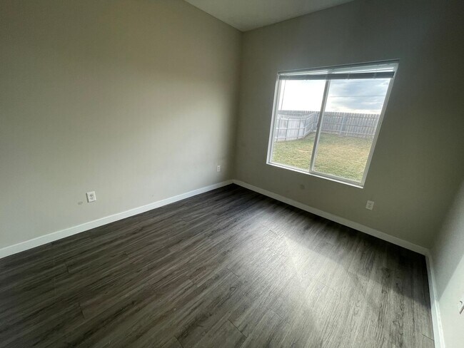 Building Photo - 13544/46 Haskell